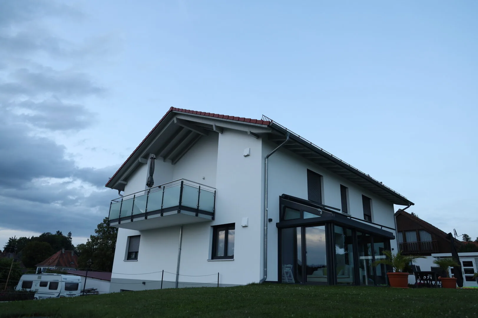 Neubau in Heiligenberg mit heller Fassade von Maler Dauwalter