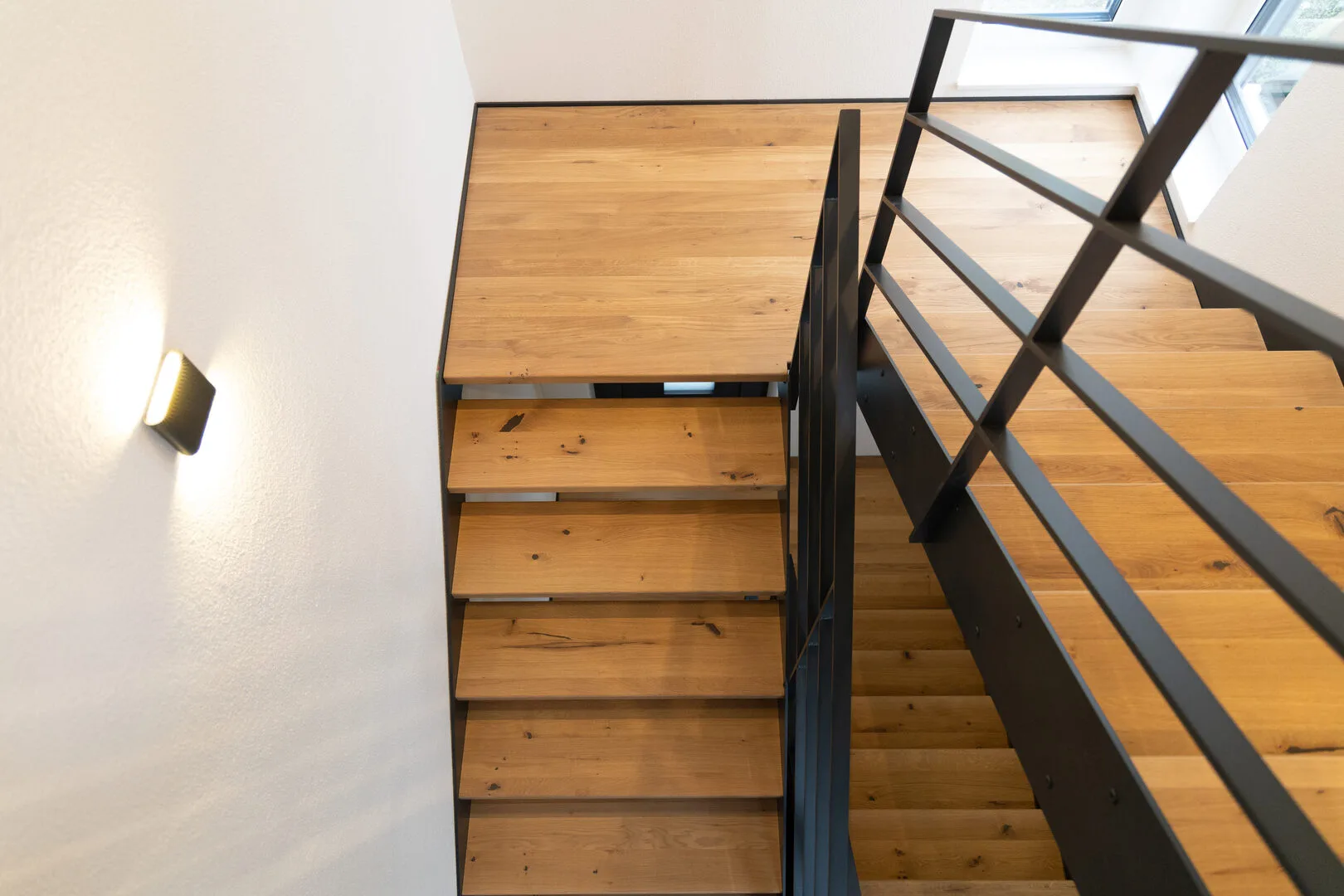 Modernes Treppenhaus in Frickingen mit präziser Wandgestaltung